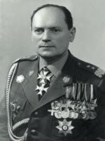 Grzegorz Korczyński w pełnej gali, z piersią pełną odznaczeń sowieckich i peerelowskich
