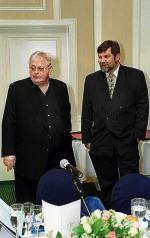 To facet z charakterem – mówił o Romanie Czerwińskim  (z prawej) w jednym z wywiadów Aleksander Gudzowaty. Bartimpex był udziałowcem spółki kierowanej przez Czerwińskiego. Na zdjęciu obaj w hotelu Marriott w 2002 roku