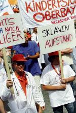 Pracownicy budżetówki także za granicą domagają się wyższych zarobków (na zdjęciu protest lekarzy w Niemczech w lipcu ubiegłego roku)