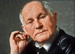 Bohumil Hrabal (1914 – 1997) jest autorem prozy, która znakomicie opiera się działaniu czasu