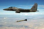 Amerykański F-15 Eagle zrzuca kierowaną bombę burzącą