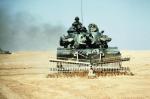 Pojazd pancerny M728 do trałowania pól minowych podczas walk w Kuwejcie 