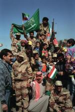 Żołnierze i cywile w Kuwejcie świętują zwycięstwo 28 lutego 1991 r.