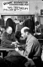 Krawiecka spółdzielnia pracy w Dzierżoniowie, który zaraz po wojnie był dużym skupiskiem Żydów. Rok 1947 