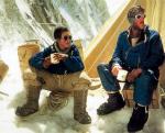 Tenzing Norgay  i Edmund Hillary po zejściu z Mount Everestu. Zdobycie szczytu zbiegło się w czasie z koronacją królowej Elżbiety II