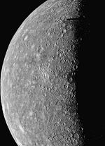 Powierzchnia Merkurego – planety najbliżej okrążającej naszą gwiazdę – na którą padają promienie słoneczne, rozgrzewa się do temperatury 300 stopni w skali Celsjusza. Tak wygląda glob widziany okiem kamery  sondy z lat 70. ubiegłego wieku