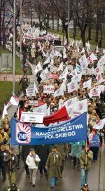 Kilkunastotysięczna manifestacja nauczycieli i pracowników oświaty zorganizowana przez ZNP przeszła ulicami stolicy. Domagają się podwyżki płac o 50 procent 