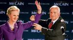John McCain zdobył podczas prawyborów w Karolinie Południowej 33 procent głosów (na zdjęciu z żoną Cindy)