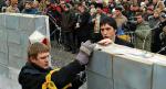 W połowie stycznia mieszkańcy ukraińskich miejscowości przygranicz-nych, wspierani przez aktywistów partii Pora (Już czas!), zorganizowali happening, podczas którego zbudowali symboliczny mur wokół polskiego konsulatu