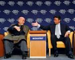 Prezydent Afganistanu Hamid Karzai (z lewej) i prezydent Pakistanu Pervez Muszarraf