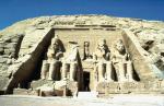 Fasada Wielkiej Świątyni w Abu Simbel z czterema ogromnymi posągami Ramzesa II