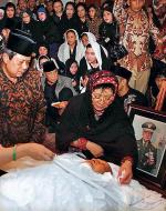 Prezydent Indonezji Susilo Bambang Yudhoyono oraz rodzina zmarłego Suharto  czuwają przy ciele zmarłego w jego rezydencji w Dżakarcie
