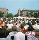 Historyczna msza święta 2 czerwca 1979 roku na placu Zwycięstwa w Warszawie