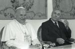 Papież Jan Paweł II i I sekretarz KC PZPR Edward Gierek podczas spotkania w Belwederze