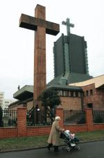 <Krzyż z placu Zwycięstwa stoi obecnie przed kościołem św. Maksymiliana Kolbego na warszawskim Służewcu