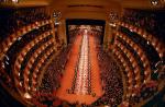 ≥Na deskach Opery Wiedeńskiej od 136 lat odbywa się legendarna karnawałowa gala. Na zdjęciach bal z 2007 r., pary ustawiają się do inauguracyjnego walca