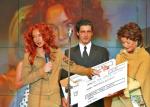 Ewa Minge wręcza czek na 50 tysięcy złotych dla Fundacji  Bez Barier Jolanty Kwaśniewskiej, październik 2003 