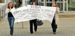 Przyjaciele Jakuba T. nie wierzą, że zgwałcił on kobietę.Na zdjęciu demonstrują poparcie  dla niego po ogłoszeniu wyroku w Exeter (28 stycznia)