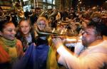 Belgradzcy zwolennicy Borisa Tadicia świętowali jego zwycięstwo w wyborach prezydenckich na ulicach stolicy. Nie mogło przy tym zabraknąć tradycyjnych dla Serbii orkiestr dętych