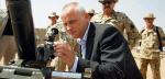 Były minister obrony narodowej Aleksander Szczygło ogląda nowy moździerz podczas wizyty w Diwanii w Iraku 30 sierpnia zeszłego roku