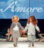 Pokaz mody dziecięcej „Pitti Immagine Bimbo” 19 stycznia 2008 roku we Florencji. Kolekcja marki Amore, na dole obok czerwony komplet firmy Miss Blumarine