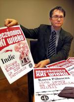 Zbigniew Czerwiński z Rady Fundacji św. Benedykta prezentuje plakaty przypominające o prześladowaniach chrześcijan we współczesnym świecie