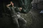 Zdjęcie roku. Amerykański żołnierz odpoczywający w bunkrze w dolinie Korengal we wschodnim Afganistanie, fot. Tim Hetherington (Wlk. Brytania) dla Vanity Fair