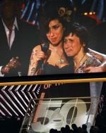 Amy Winehouse nie doleciała na ceremonię, na telebimie pokazała się z mamą