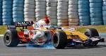 Fernando Alonso przygotowuje bolid Renault do sezonu