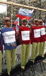 Rosyjski happening: wisielcy z napisami „kosowski Serb” na piersiach