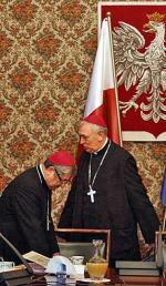 Biskup warszawsko--praski abp Sławoj Leszek Głódź oraz biskup toruński Andrzej Suski podczas wczorajszego posiedzenia komisji