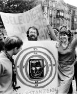 Happening berlińskiej Komuny 1 w ramach protestów przed przyjazdem irańskiego szacha, sierpień 1967