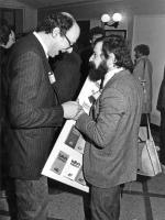 Ironiczne felietony Jana Walca (na zdjęciu po prawej, z Czesławem Bieleckim w 1989 r.) wykluczyły go z salonów