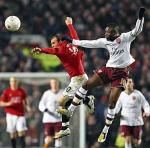 Wayne Rooney (w czerwonej koszulce) strzelił jednego z czterech  goli dla Manchesteru, w zwycięskim meczu z Arsenalem