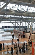 Wciąż zamknięta nowa hala odlotów w Terminalu 2 ma od marca odciążyć zatłoczone do granic możliwości lotnisko Okęcie. W globalnym rankingu Skytrax komfortu obsługi pasażerów warszawski port lotniczy znajduje się dopiero na 112. miejscu, pozostając europejskim maruderem