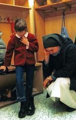 Ociemniałymi dziećmi w Laskach opiekują się zakonnice