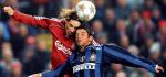 Liverpool – Inter 2:0.  Fernando Torres skoczył wyżej od Maxwella. To po dwóch faulach na Torresie Marco Materrazzi zobaczył dwie żółte kartki i od 30. minuty Inter grał w osłabieniu