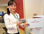 Akiko Shimojima z NTT demonstruje system RedTacton