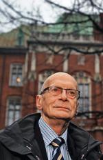 Janusz Wilczek został statystą w „Katyniu”, by zagrać swojego dziadka, jednego z naukowców z  Uniwersytetu Jagiellońskiego aresztowanych przez Niemców i wysłanych do obozu koncentracyjnego