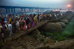 Pielgrzymi na moście na Gangesie