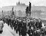 Demonstracja siły komunistycznej milicji na moście Karola w Pradze (1948)