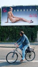 Kampania przeciwko anoreksji na ulicach Mediolanu
