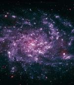 Najlepsze zdjęcie Galaktyki Trójkąta  powstało ze złożenia 39 pojedynczych zdjęć   wykonanych przez teleskop sondy Swift w świetle ultrafioletowymz użyciem trzech różnych filtrów 
