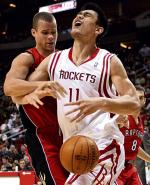 Informacje o kontuzji i operacji najlepszego chińskiego koszykarza Yao Minga, grającego w NBA w zespole Houston Rockets, są w Pekinie ważniejsze 