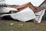 Wichura zrywała dachy z budynków w miejscowości Pięty (Świętokrzyskie)