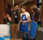CSR jest popularny wśród młodych ludzi. Na zdjęciu Przemysław Pohrybieniuk z wolontariuszkami z Danone podczas ubiegłorocznej akcji zbiórki żywności, którą firma zorganizowała  z bankami żywności w ramach swego programu CSR „Podziel się posiłkiem” 