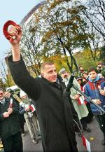Rafał Dutkiewicz jest jednym z niewielu polityków, którzy potrafią uzyskać poparcie od dwóch skłóconych partii: PO i PiS. Na zdjęciu podczas obchodów Święta Niepodległości 11 listopada 2006 roku