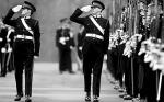 Podczas defilady w Królewskiej Akademii Wojskowej w Sandhurst mundury galowe wciąż obowiązują