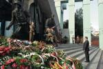 Monumentalny pomnik na placu Krasińskich. Tu zwykle odbywają się wielkie uroczystości państwowe, jak ta, podczas której hołd powstańcom składał niemiecki kanclerz Gerhard Schröder