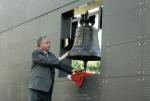 1 sierpnia 2004 roku ówczesny prezydent stolicy Lech Kaczyński uderzeniem w dzwon otwiera Muzeum Powstania Warszawskiego